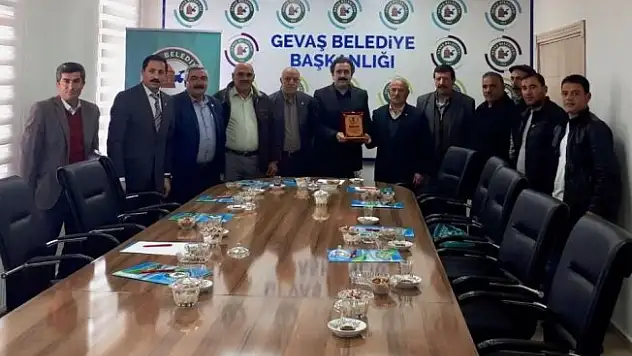 Başkan Hakan, Gevaş'taki meslek örgütleriyle bir araya geldi