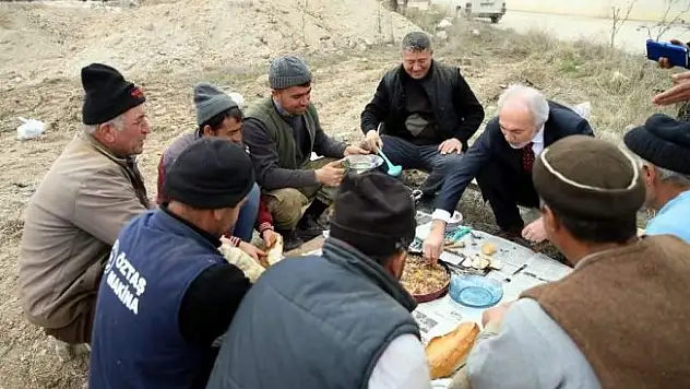 Başkan, inşaat işçileriyle yemek yedi