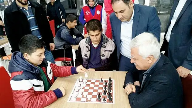 Başkan Toprak gençlerle bir araya geldi