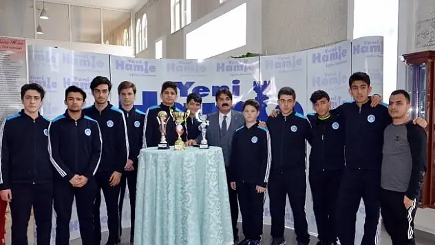Basketbolda bölge şampiyonu olan okulda öğrencilerin spora ilgisi arttı