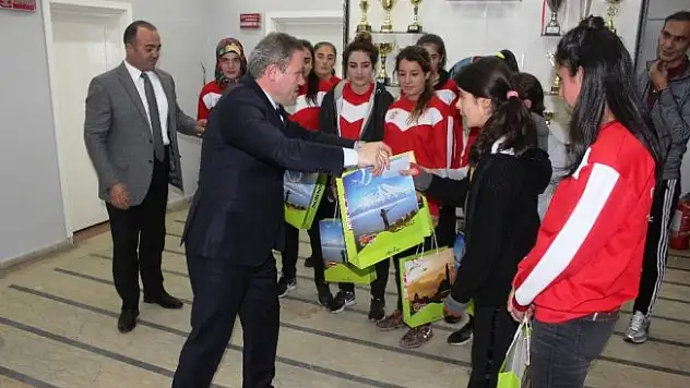 Bayan futbolculardan Müdür Aziz Sinan Alp'e ziyaret