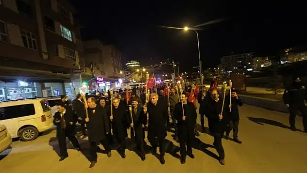 Bayburt'ta kurtuluşun 100. yılı için fener alayı yürüyüşü gerçekleştirildi