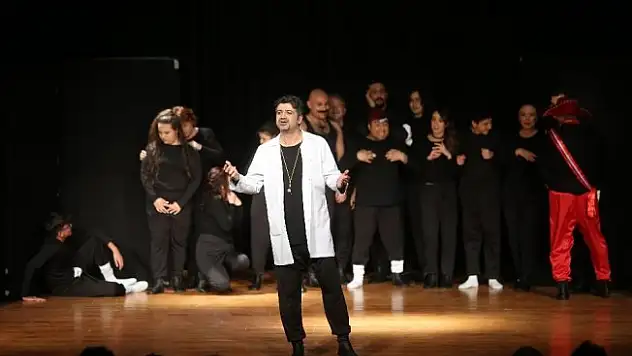 Belediye çalışanları sahnenin tozunu attırdı