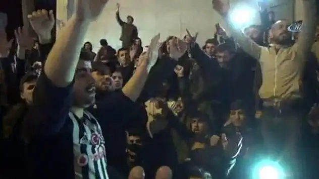 Beşiktaş taraftarı derbi galibiyetini Çarşı'da kutladı