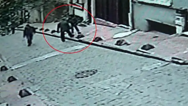 Beyoğlu'ndaki kadına bıçaklı saldırı kamerada