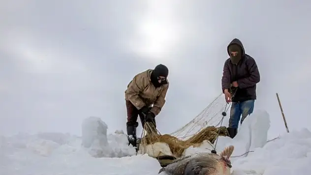 Buz kırıp balık tuttular