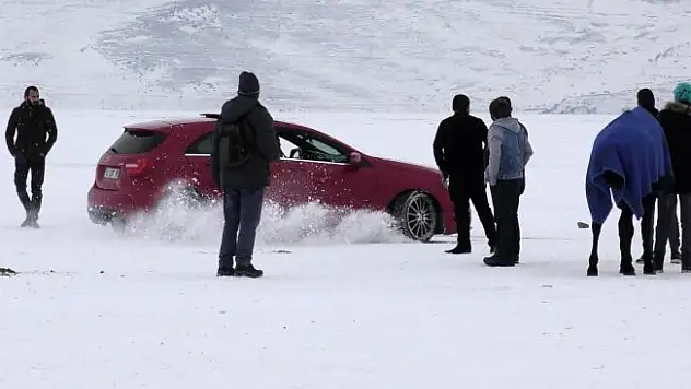 Ardahan'da Buz tutan Çıldır Gölünde renkli görüntüler