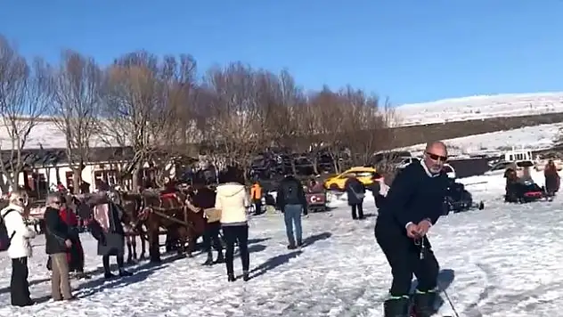 Buz tutan Çıldır Gölünde sörf keyfi