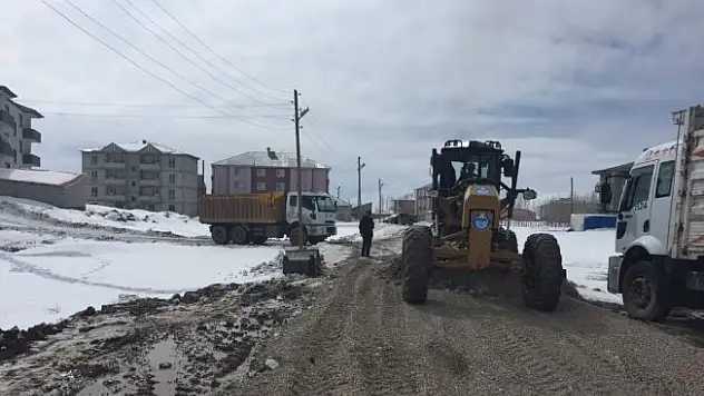 Çaldıran belediyesi çamurlu yolları kurutuyor
