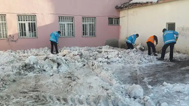 Çaldıran belediyesi, okul bahçelerini temizliyor