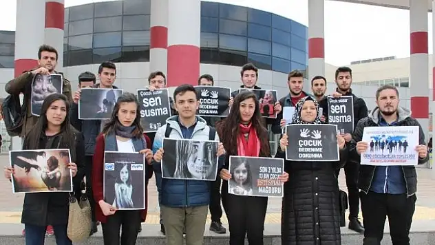 Cinsel istismara bir tepki de üniversiteli öğrencilerden