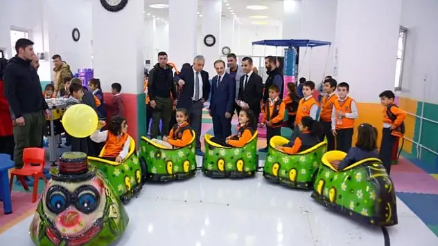 Çocuk oyun merkezi Vali'den tam not aldı