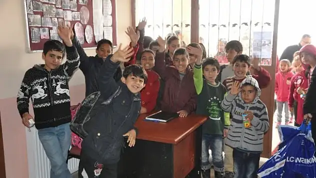 Çukurova Belediyesi'nden Aladağ'daki öğrencilere giysi yardımı