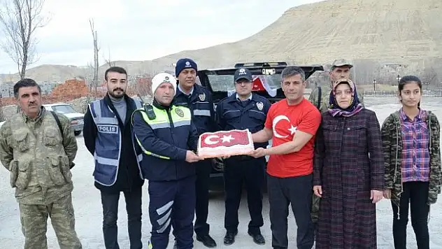 Darendeli kapıcıdan Mehmetçik ve polise pastalı destek