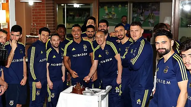 Derbi öncesi Dirar'a doğum günü süprizi