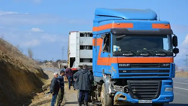 Devrilen tırda 33 küçükbaş hayvan telef oldu