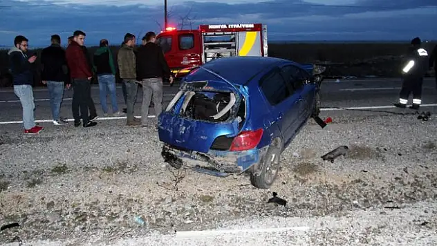 Direğe çarpan otomobil 2 gence mezar oldu