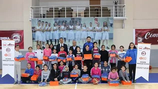 Elazığ'da sporculara malzeme dağıtıldı