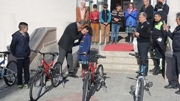 Emniyetten çocuklara hediye