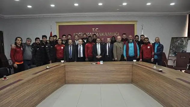 Erciş Gençlik Belediyesporlu futbolcularından Kaymakam Yaşar'a ziyaret