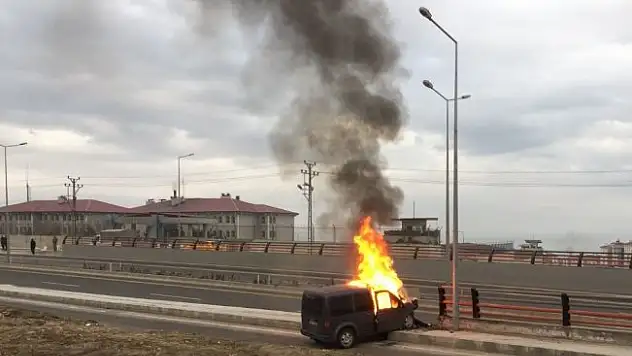 Erciş'te kaçakçılıkta kullanılan otomobil alev topuna döndü