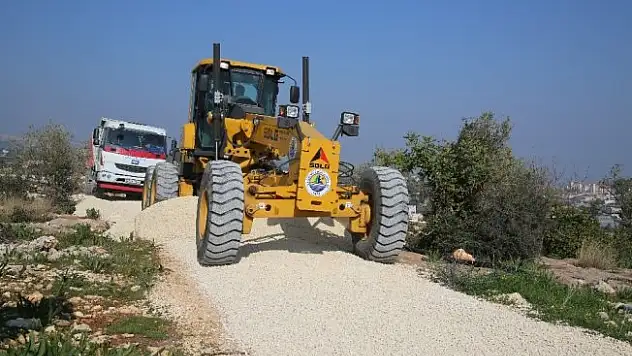 Erdemli kırsalında sera yolları açılıyor