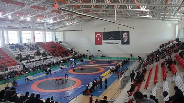 Erzincan'da Güreş grup müsabakaları yapıldı