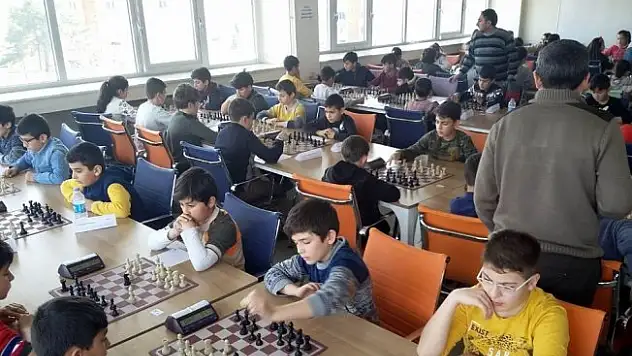 Erzincan'da satranç yıldızlar ve gençler takım turnuvası sona erdi
