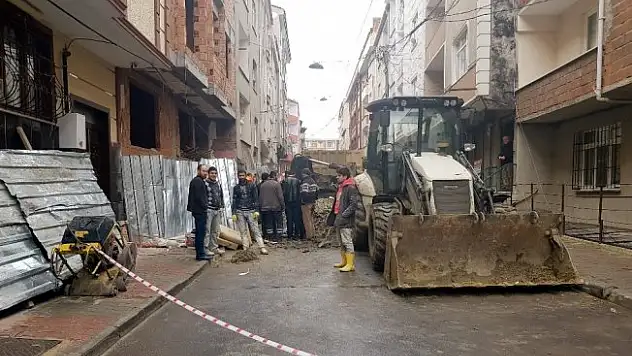 Esenler'de bir işçi göçük altında kaldı