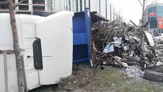 Esenyurt'ta aşırı yüklü tır devrildi