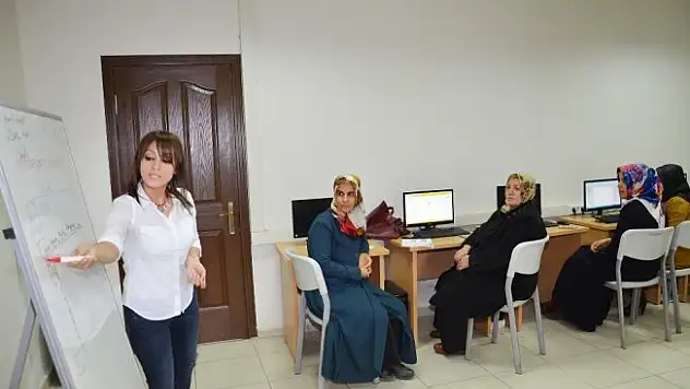 Ev hanımları bilgisayar öğreniyor