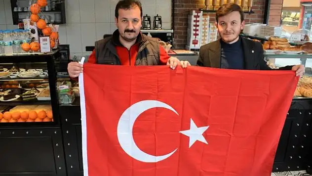 Gemlik Belediyesi bayrak dağıttı