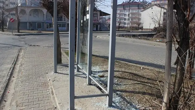 Genç'te Toplu Taşıma Durakları Tahrip Edildi