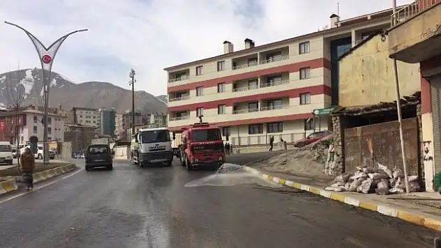 Hakkari caddeleri tazyikli suyla yıkandı