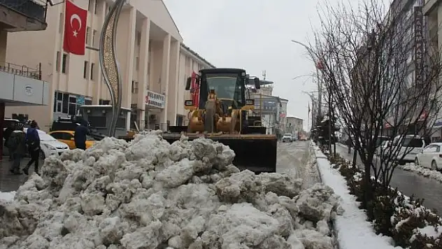 Hakkari'de 5 köy, 8 mezra yolu ulaşıma kapandı