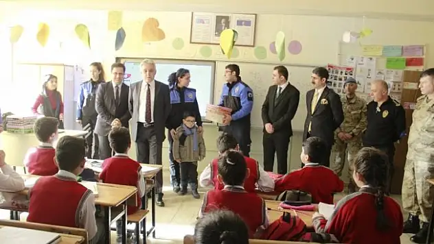 Hakkari'de 70 bin öğrenci ders başı yaptı