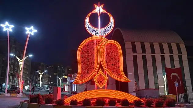 Hakkari'de ay yıldızlı ve ters laleli aydınlatma