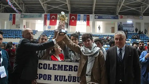 Hakkari'de Kulüpler Arası Halkoyunları Yarışması