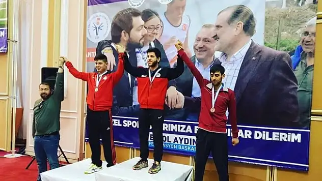 Hakkari'li Tenisçi Dindar Mühürdaroğlu Türkiye üçüncüsü oldu