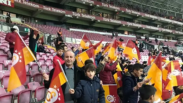 Hakkarili öğrenciler Galatasaray ile Konyaspor maçını izledi