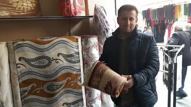 Hayırsever esnaftan askıda namazlık uygulaması