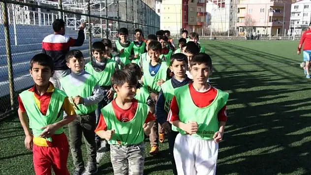 Hizan'da futbol okulu açıldı