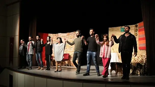 Hizan'da 'Sahte Cennet' adlı tiyatro oyunu sahnelendi