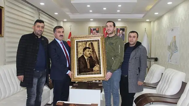 İl Başkanı Aydın'a portreli hediye