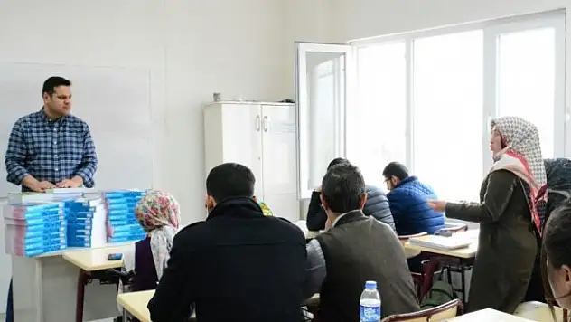 İpekyolu Belediyesinden kursiyerlere kitap desteği