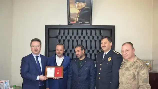 İş adamlarına altın madalya berat