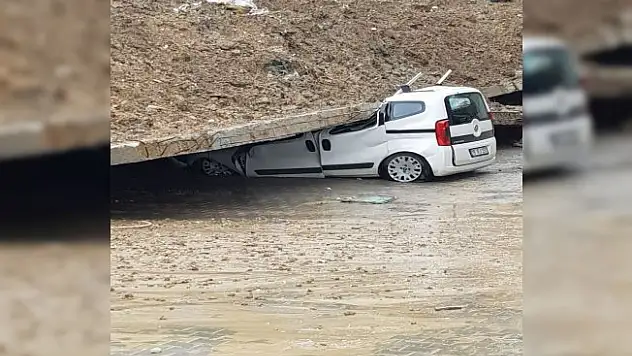 İstinat duvarı aracın üzerine çöktü