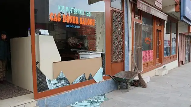 İşyerlerinin vitrin camlarını kıran alkollü şahıs polisin takibi sonucu yakalandı