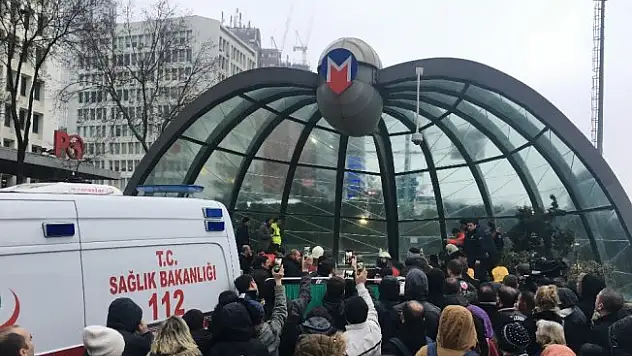 İTÜ-Ayazağa metrosunun yürüyen merdiveni çöktü