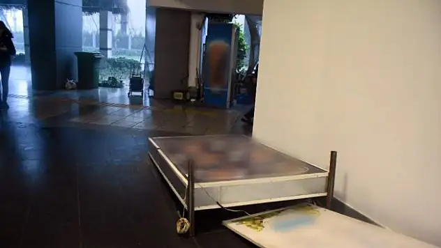İzmir'de fırtına hayatı olumsuz etkiledi